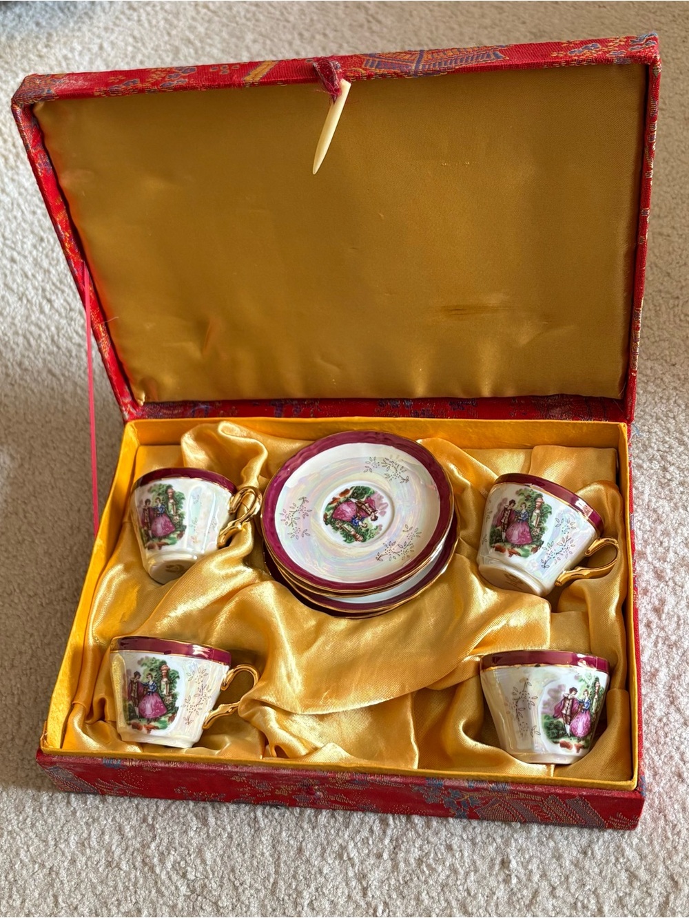 Vintage Yau Shing Fine Porcelain 4 Cups & Saucers with Original Presentation Box